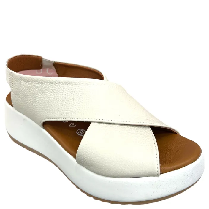 D'Chicas Leder Beige Keil Sandalen